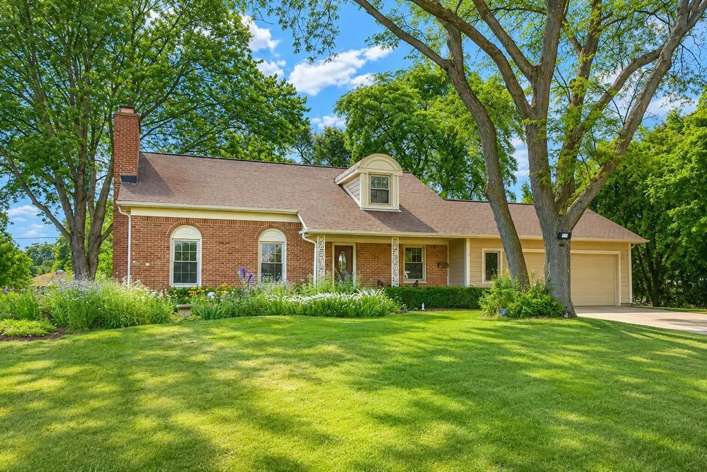 427 Susan Ln, Thiensville