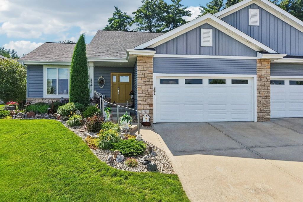 791 Country View Ln, Lake Mills