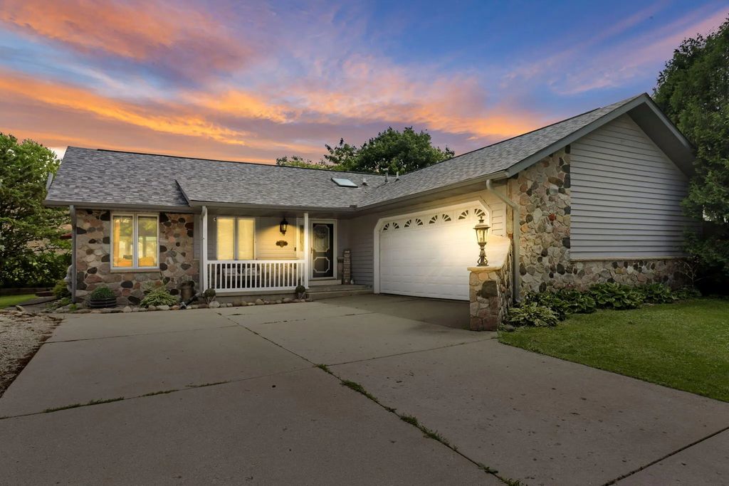 645 W Estate Ct, Elkhorn