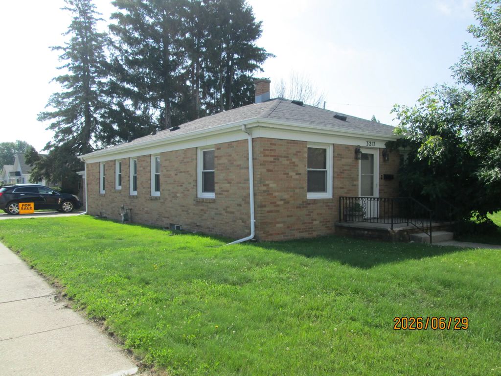 3217 Caledonia St, Racine