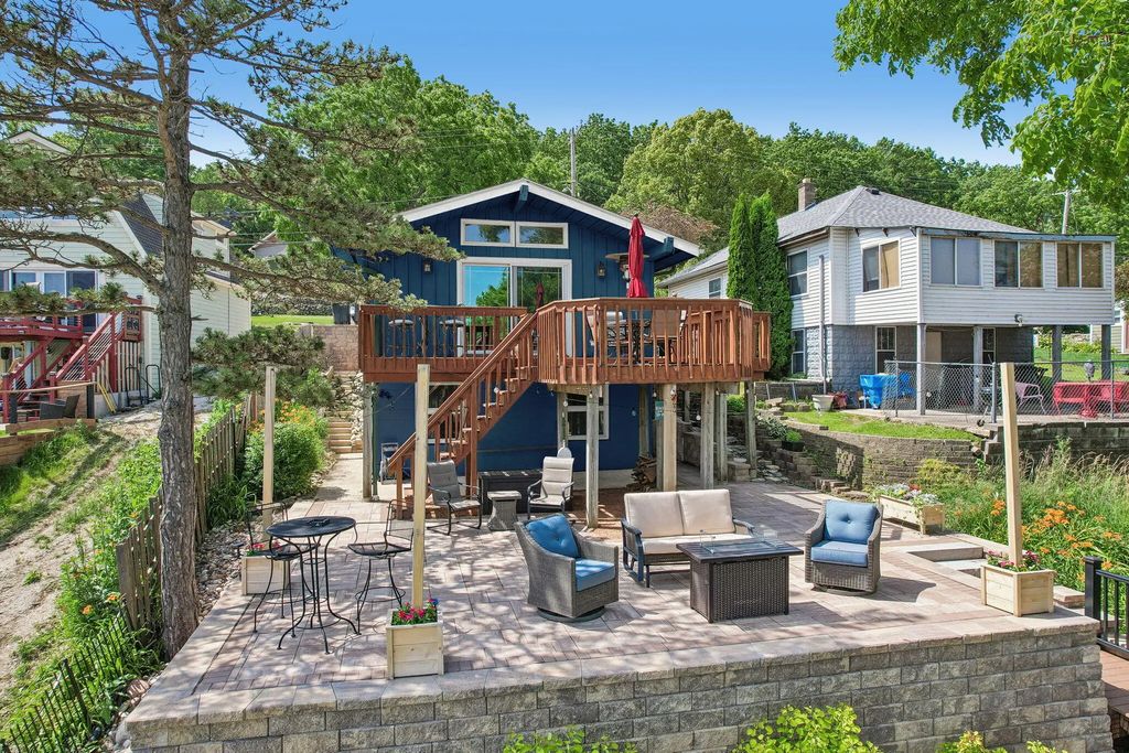 131 Riverside Dr, Waterford