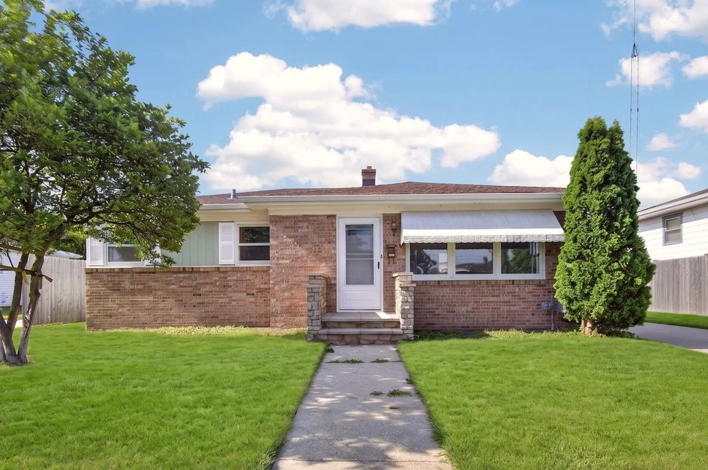 1008 Saxony Dr, Racine
