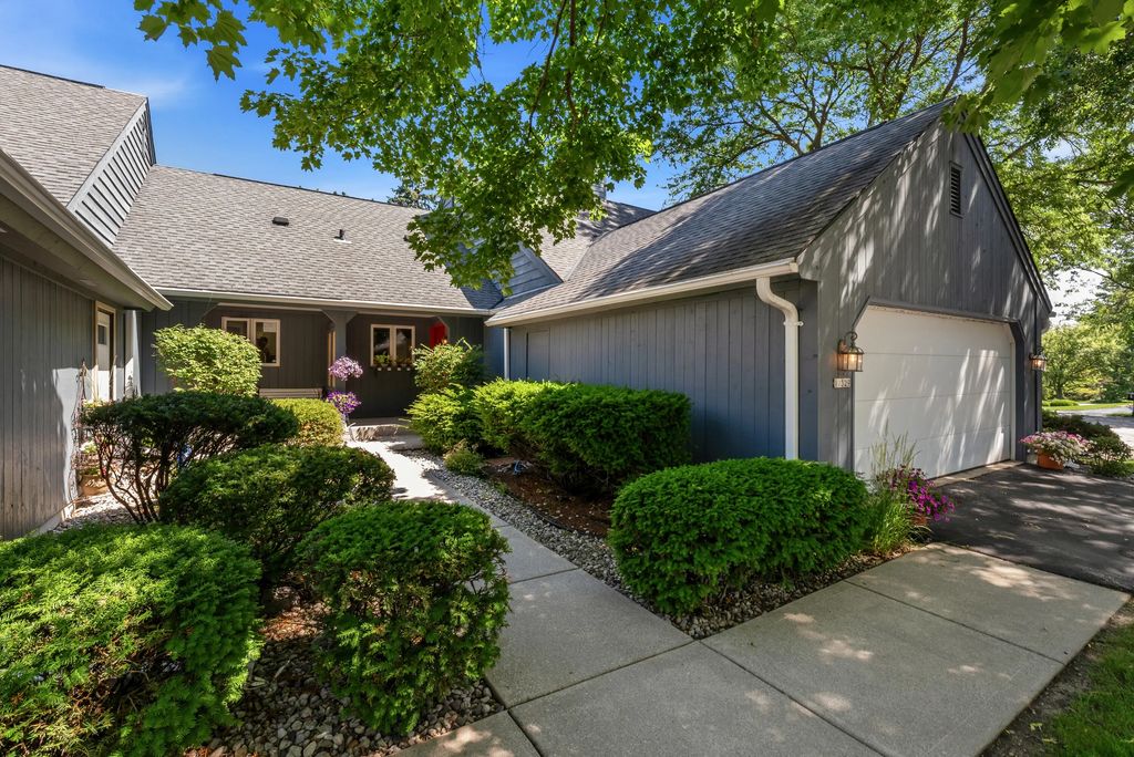 10329 N Savannah Ct, Mequon