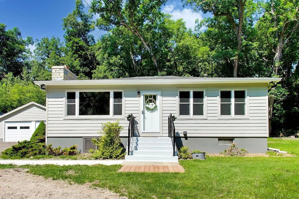 N1547 Wooddale Dr, Linn