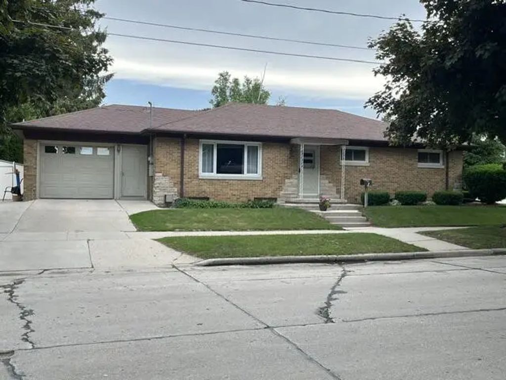 2504 S 8th St, Manitowoc