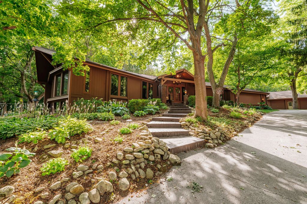 W208s6977 High Bluff Dr, Muskego