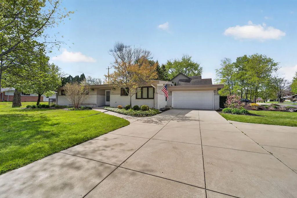 807 E Wahner Pl, Bayside