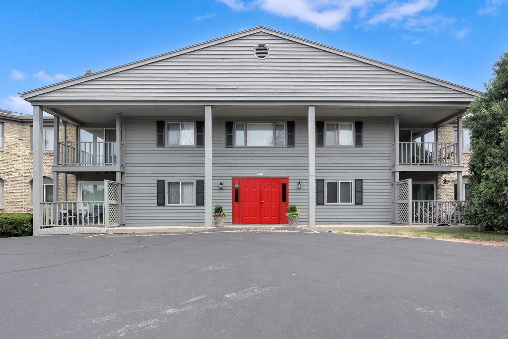 7234 N Green Bay Ave 208, Glendale