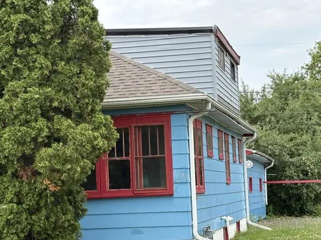 347 Speedway Ct, Slinger