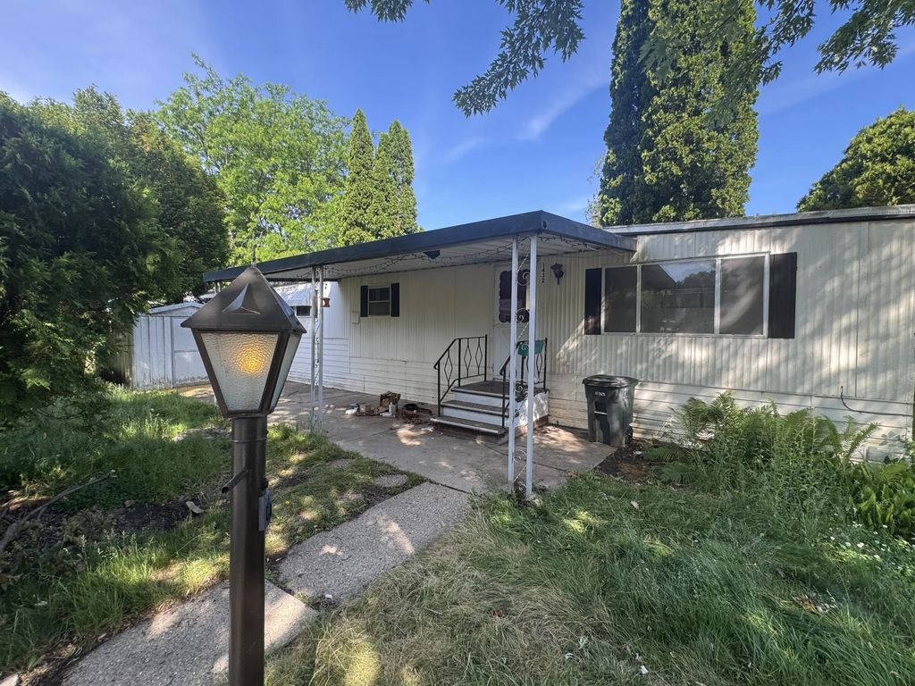 1432 Pleasant St, Lyons