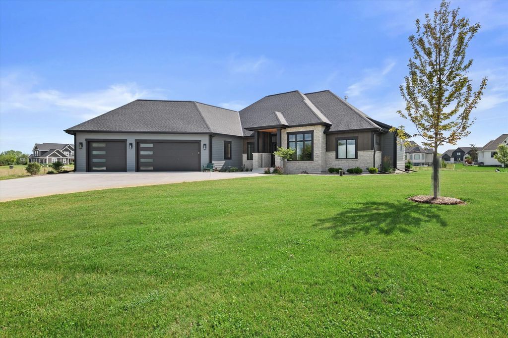 4077 Hawthorn Farm Ct, Delafield