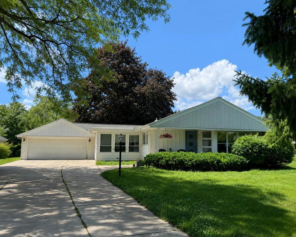 2945 Cottonwood Ct, Brookfield