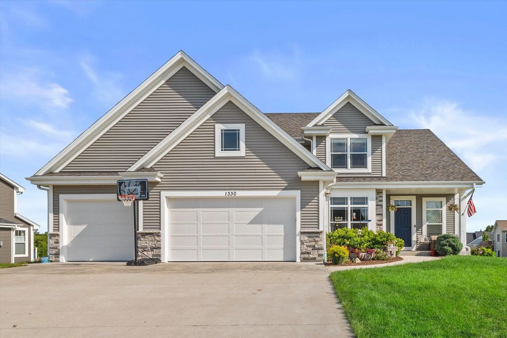 1330 Regees Rd, Mukwonago