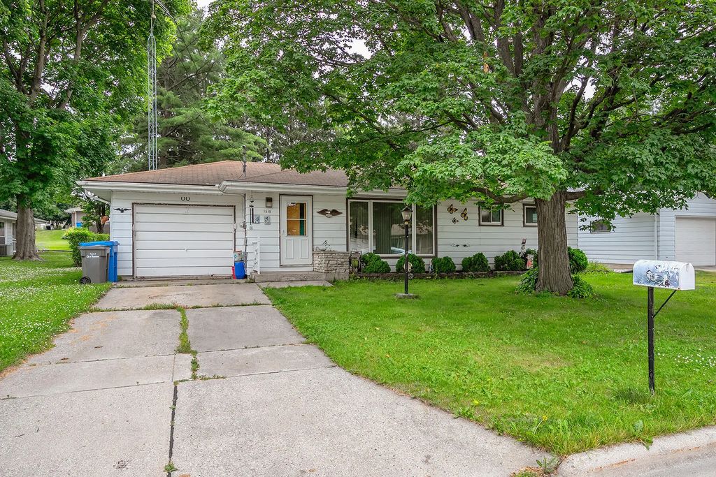 1515 Sandy Ln, Watertown