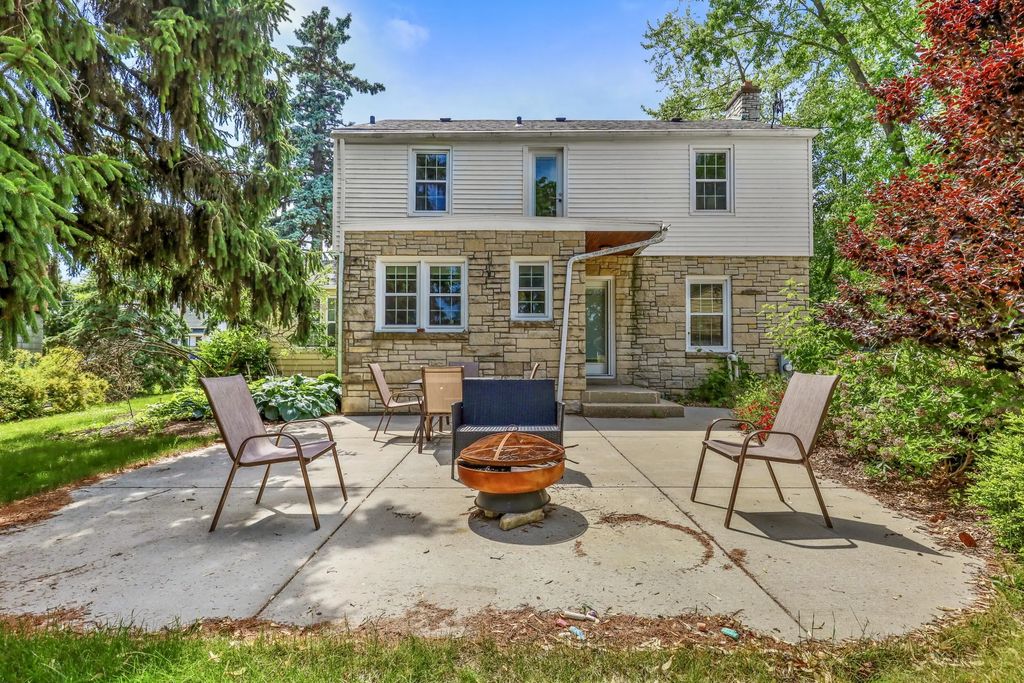 129 S Jackson St, Elkhorn