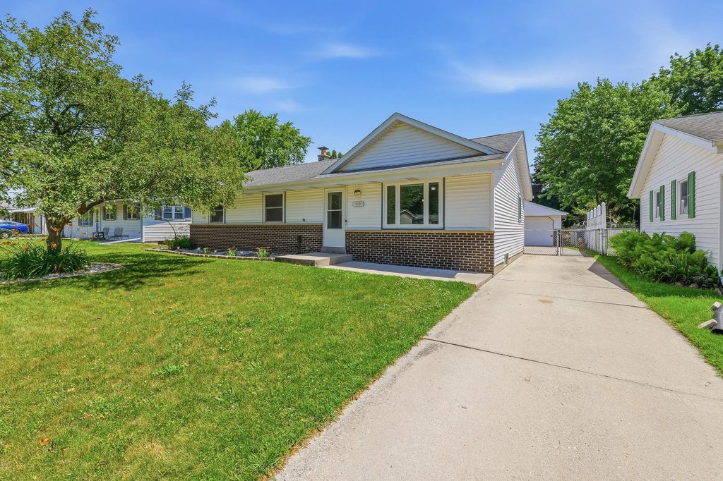 519 Scenic Dr E, West Bend