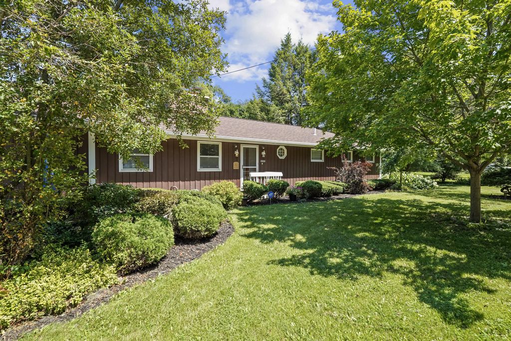 N2472 Fisk Dr, Bloomfield