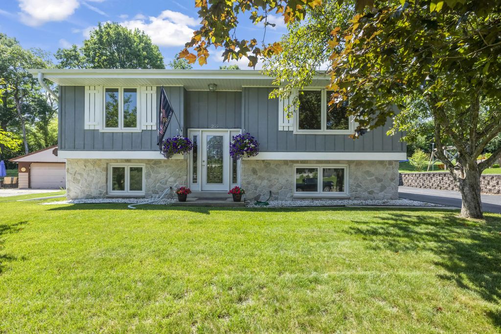255 Willow Dr, Hartland