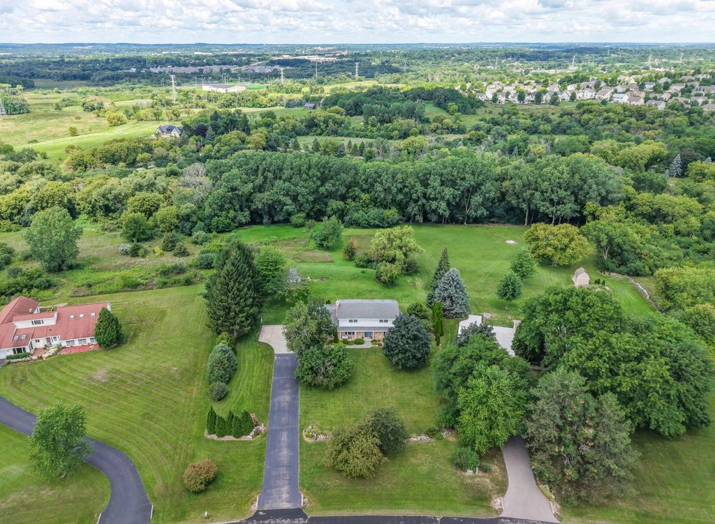 S40w22816 Sommers Hills Dr, Waukesha