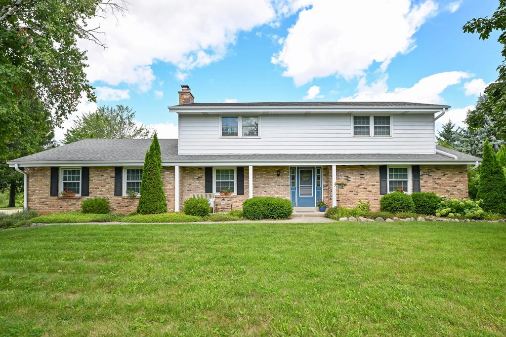 S40w22816 Sommers Hills Dr, Waukesha