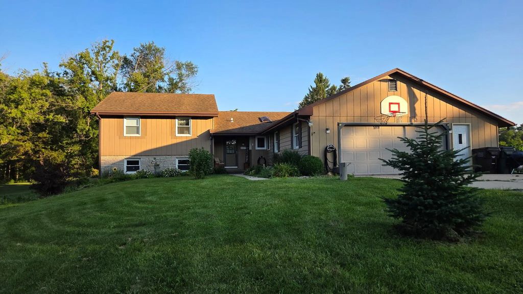 3377 N Hackbarth Rd, Janesville