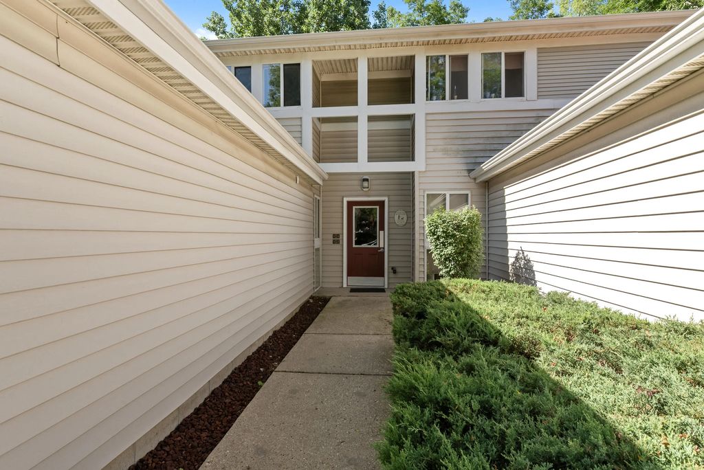 817 W Puetz Rd, Oak Creek