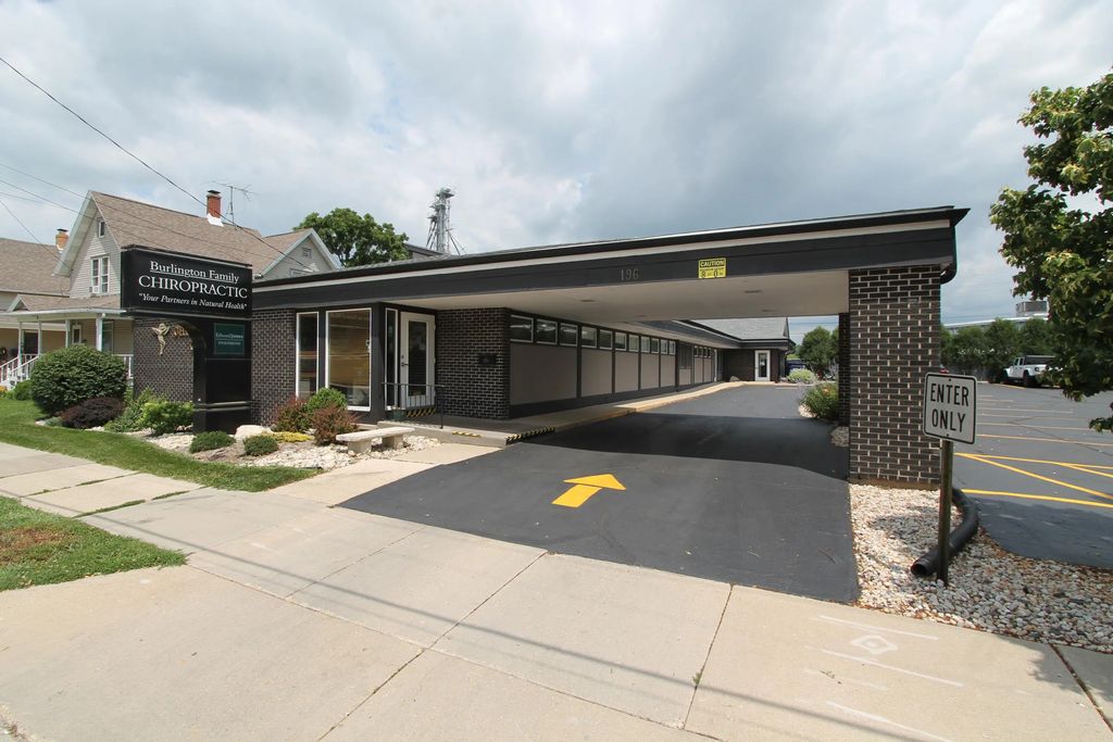 196 W Chestnut St, Burlington