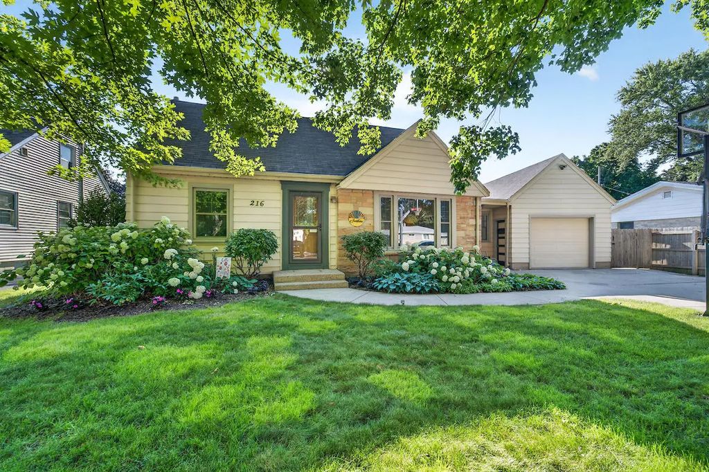 216 S Elmwood Ave, Burlington