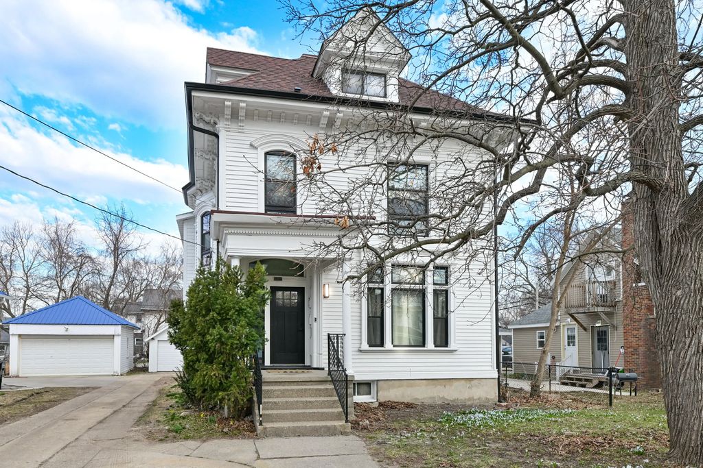 1136 Prairie Ave, Beloit