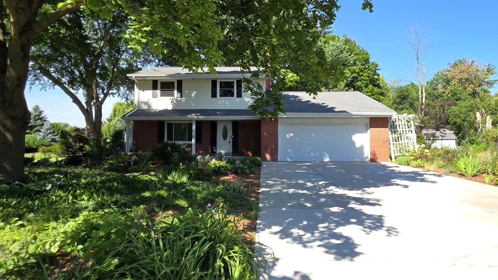 W174n7507 Joanne Dr, Menomonee Falls