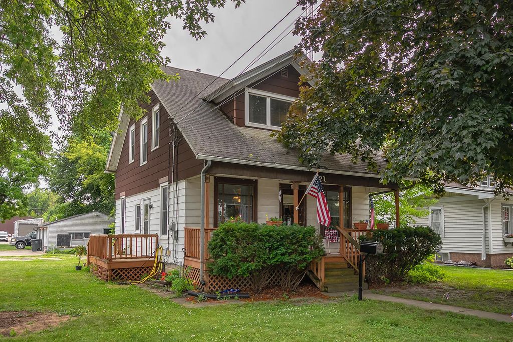 521 E Main St, Waterford