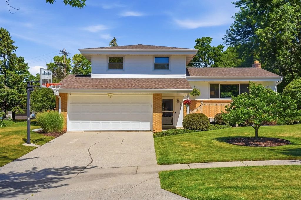 6712 Manchester Dr, Greendale
