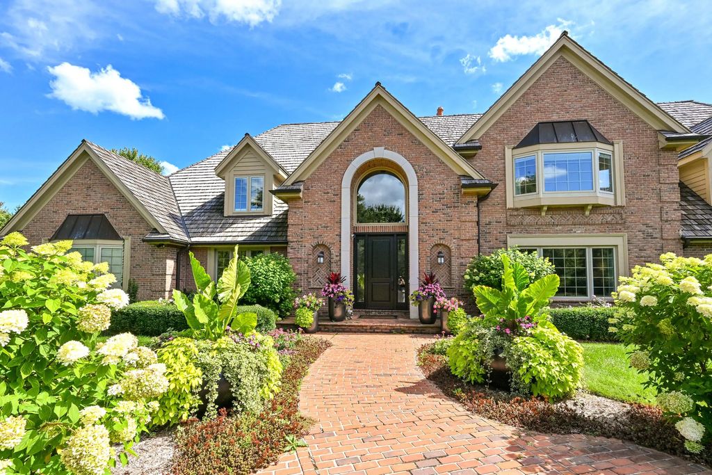 9648 N Columbia Dr, Mequon