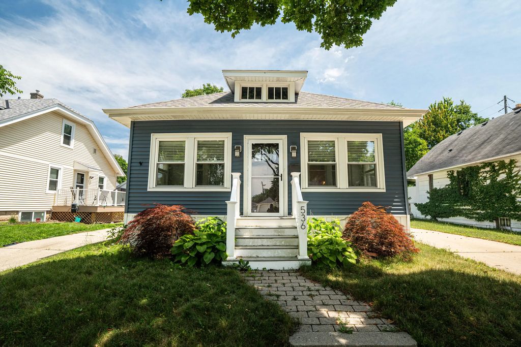 536 N 61st St, Wauwatosa
