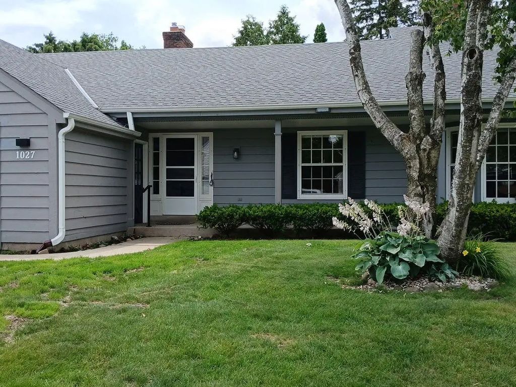 1027 W Shaker Cir, Mequon
