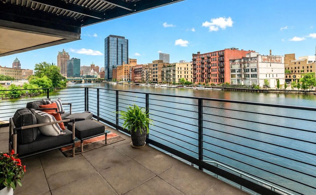 106 W Seeboth St 218, Milwaukee