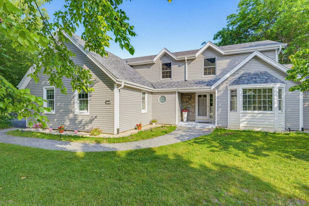 3355 E Normandy Dr, Oak Creek
