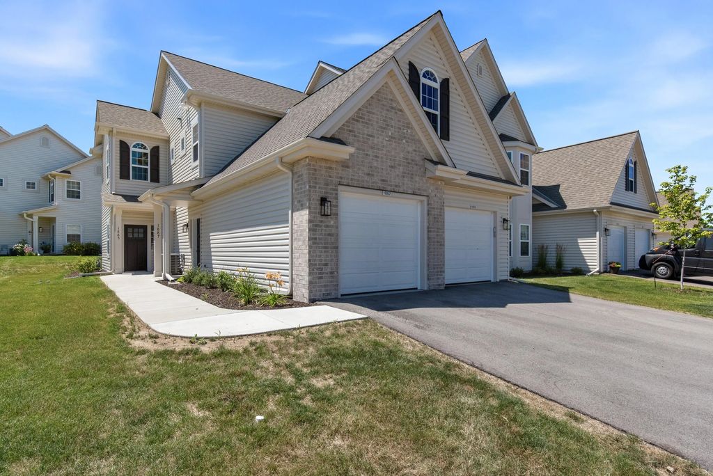 1887 Woodland Way 420-4, Slinger