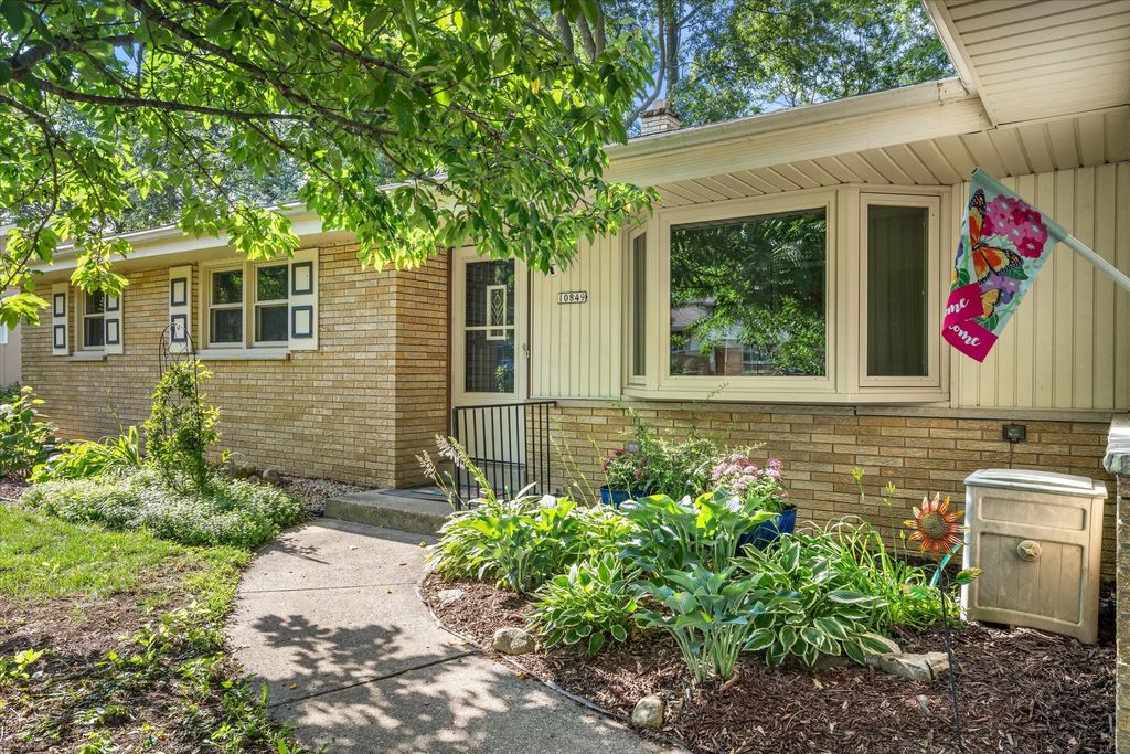 10849 W Derby Ave, Wauwatosa
