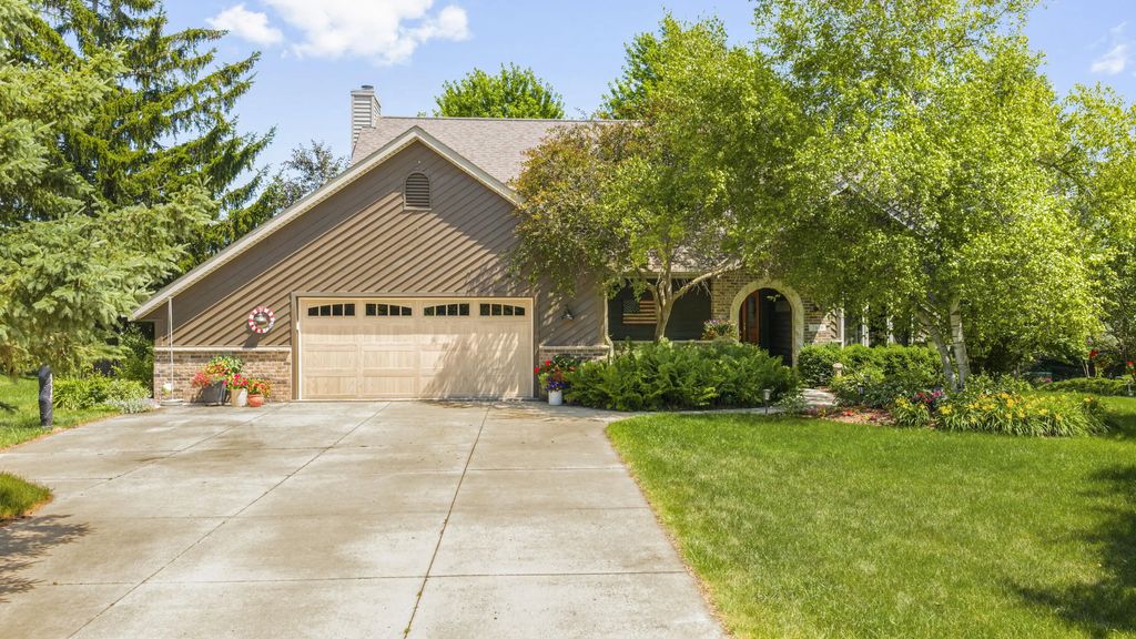 2819 Killarney Ct, West Bend