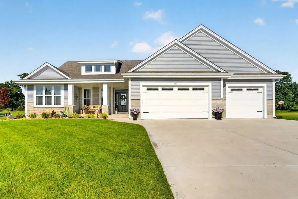 801 Brockway Dr, Mukwonago