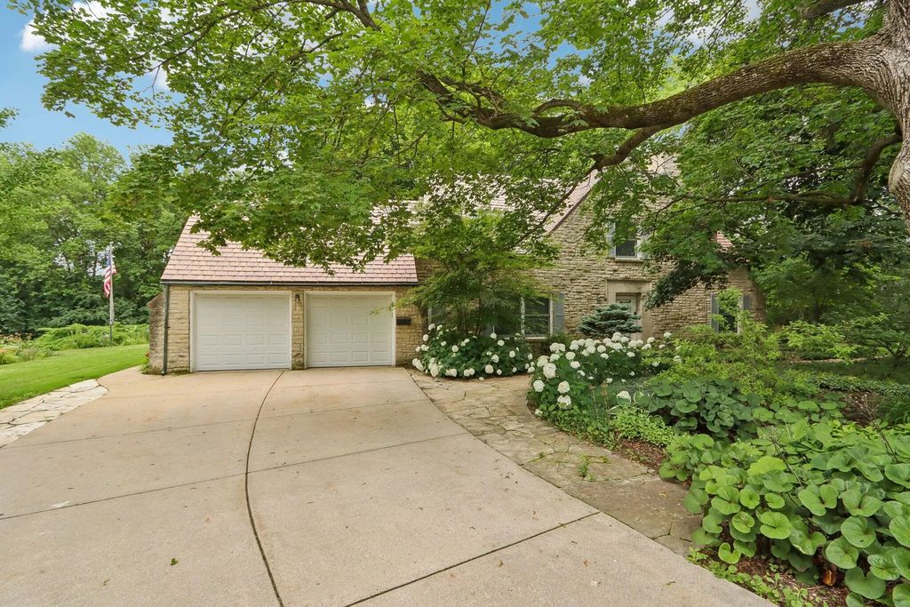 S24w23112 Lookout Dr, Waukesha