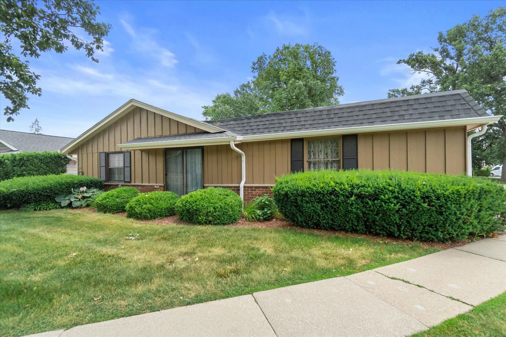 5228 Woodbridge Ln S 5228, Greenfield