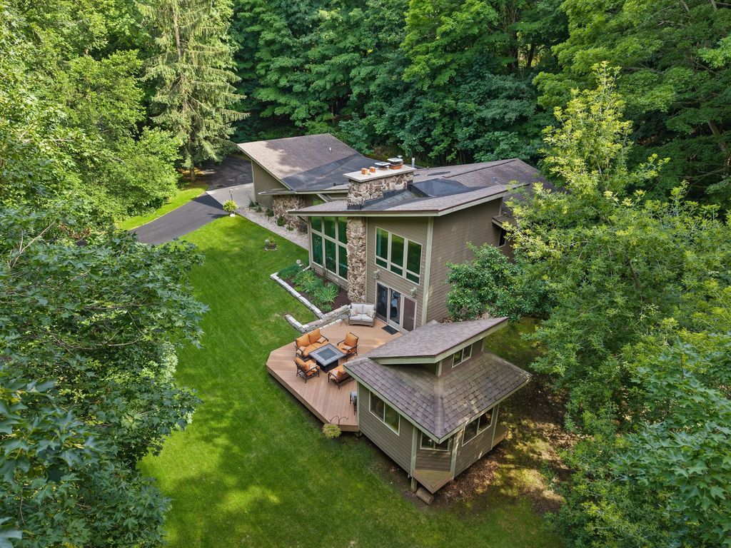 3041 Kettle Moraine Rd, Hartford