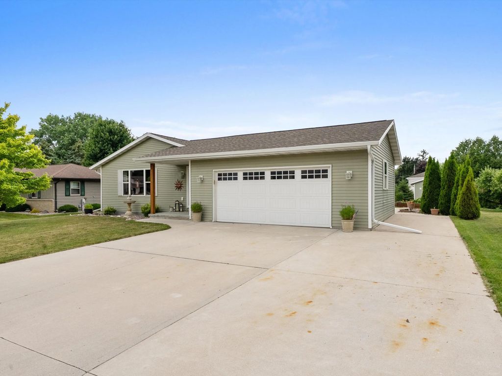 166 Hoover St, Whitelaw