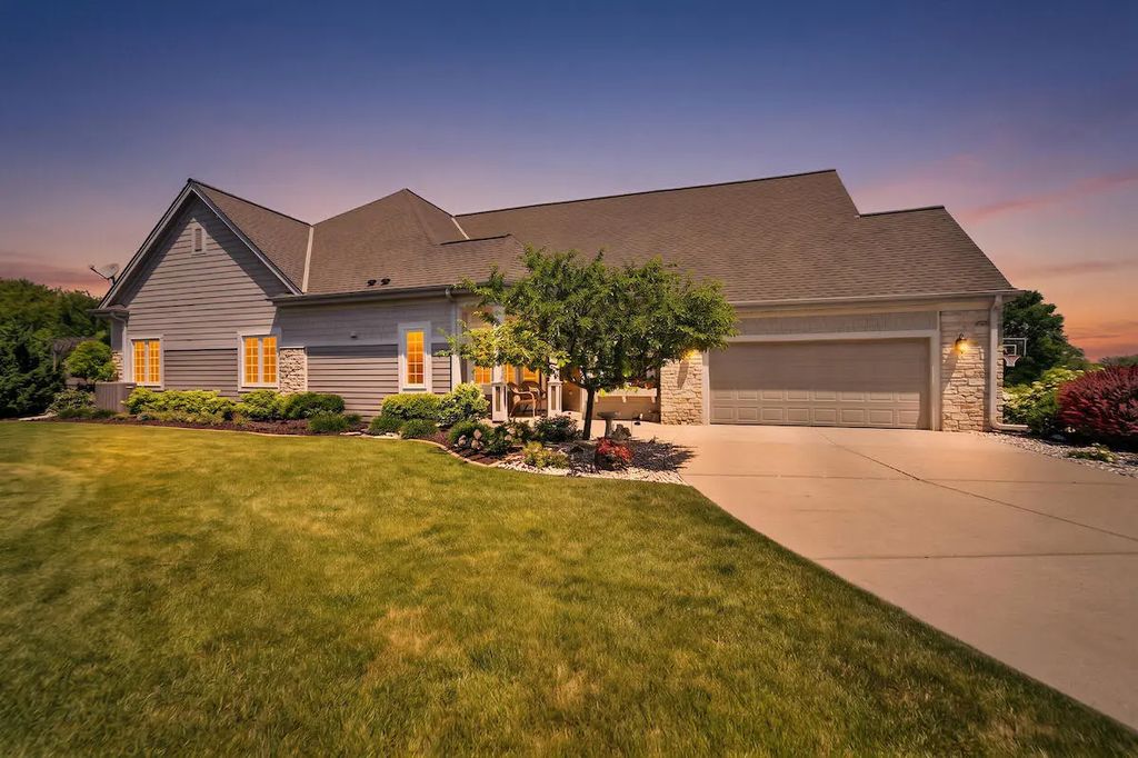 W162n5533 Westwind Dr, Menomonee Falls