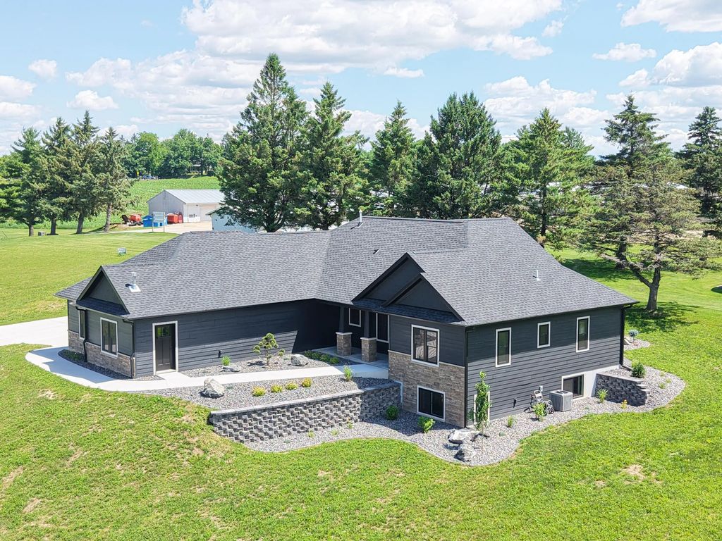 1129 16th Fairway Dr, Viroqua