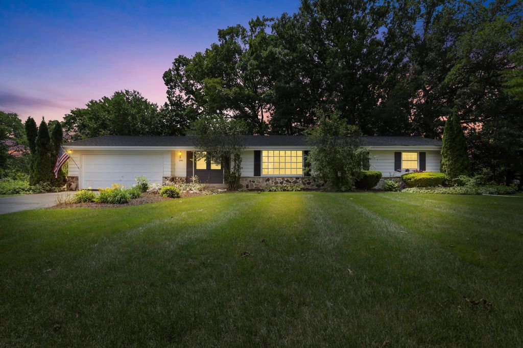 17755 Senlac Ln, Brookfield