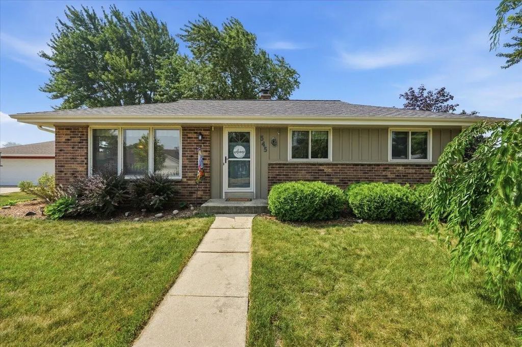 545 E Estates Pl, Oak Creek