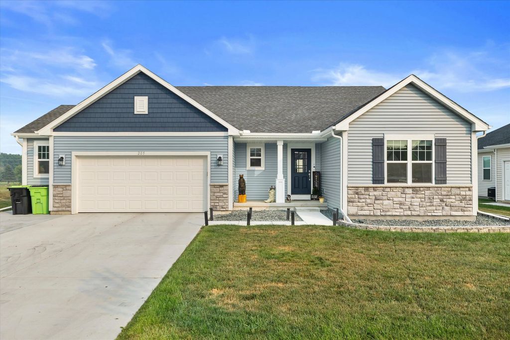 205 Mary Belle Ln, Beaver Dam